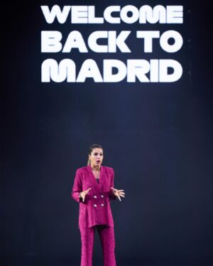 Nira Juanco Instagram - 1. Madrid vuelve al calendario de F1 en 2026 #welcomebacktomadrid 
2. Gracias @ifema_madrid por dejarme tener el honor de conducir este evento. 🙏🏻🙏🏻🙏🏻
3. Con mi @alobatof1 , la persona que me metió en este mundo y a la que estaré eternamente agradecida
4. No estamos haciendo lucha libre, es un “extraño” saludo de dos viejos conocidos #Domenicali @f1