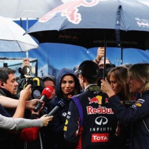 Nira Juanco Instagram - Si hay un piloto al que entrevisté y con quien me reía mucho, ése era #sebastianvettel . He perdido muchas de las fotos de mis años en F1 y de muchas de esas entrevistas. Pero los recuerdos y los buenos momentos se llevan dentro. 
La F1 dice adiós a un tipazo, además de gran piloto! 
Gracias por todo Seb, fue todo un honor!
#DankeSeb #tipazo #tetracampeon