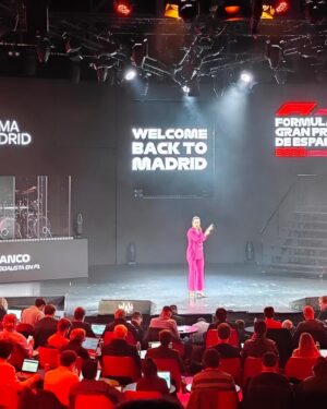 Nira Juanco Instagram - 1. Madrid vuelve al calendario de F1 en 2026 #welcomebacktomadrid 
2. Gracias @ifema_madrid por dejarme tener el honor de conducir este evento. 🙏🏻🙏🏻🙏🏻
3. Con mi @alobatof1 , la persona que me metió en este mundo y a la que estaré eternamente agradecida
4. No estamos haciendo lucha libre, es un “extraño” saludo de dos viejos conocidos #Domenicali @f1