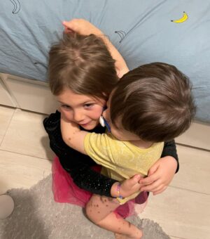 Nira Juanco Instagram - Hoy es el día Mundial de las enfermedades raras. 
Hay unas 7.00 diagnosticadas que afectan al 7% de la población mundial.
Mi hijo Daniel tiene una de ellas, Nevus Melanocítico Congénito Gigante. Es una malformación en la piel que no se sabe por qué sucede. A la hora de repartirse la pigmentación de la piel en el primer trimestre de embarazo, hay una anomalía que hace que salgan estas manchitas siendo alguna de ellas “gigante”.
Daniel está bien. Afortunadamente, en su caso es un tema estético y de revisión constante toda su vida y con mucho cuidado con el sol.
Ayudemos a la investigación y difusión de estas enfermedades y normalicemos que no todos somos iguales.
#bareyourbirthmark #enfermedadesraras @fernandomeco 
@monographica.brand