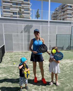 Nira Juanco Instagram - Padel en familia… Lo mejor, el atuendo tan adecuado de Valeria y Dani muy acorde con el mío… 🤣🤣🤣

@bullpadelsport @fernandomeco #padel🎾
