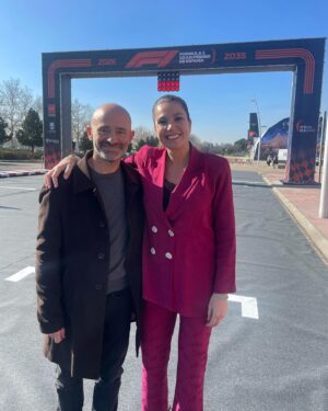 Nira Juanco Instagram - 1. Madrid vuelve al calendario de F1 en 2026 #welcomebacktomadrid 
2. Gracias @ifema_madrid por dejarme tener el honor de conducir este evento. 🙏🏻🙏🏻🙏🏻
3. Con mi @alobatof1 , la persona que me metió en este mundo y a la que estaré eternamente agradecida
4. No estamos haciendo lucha libre, es un “extraño” saludo de dos viejos conocidos #Domenicali @f1