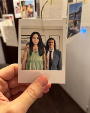 Nisan Hakan Özkan Instagram - Balımın doğum gününü ona yaptığımız bir sürprizle kutladık, valla mutlu olsun diye duvarlarda tüwörk bile yaptık, iyi ki hayatımda varsın benim benim yaşam enerjim oluyosun, birlikte nice uuuzun yıllara 💋💋💕💕 @sedaozkannn