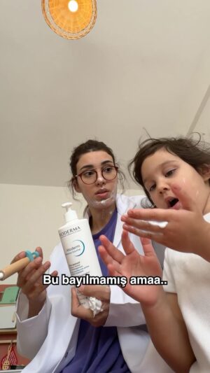 Nisan Hakan Özkan Instagram - Merak edenler için ameliyat başarıyla tamamlandı 🙌 Çok kuru ve Atopik ciltler için acil nemlendirici bakım kremi ve bizim ailenin favorisi Bioderma Atoderm Intensive Balm çünküüü Cilt Kuruluğuna Karşı #BenimAilemAtoderm💙 @biodermaturkiye #işbirliği