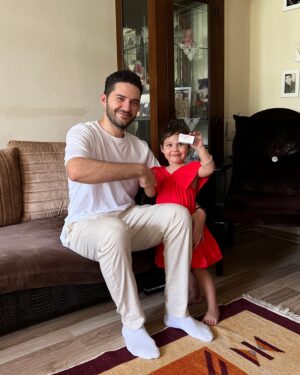 Nisan Hakan Özkan Instagram - İyi bayramlar tekrardan 🙋🏻‍♂️ #nisanhakan #sedaözkan #evaqueen #kurbanhediyesibarbibebek