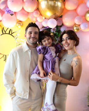 Nisan Hakan Özkan Instagram - Seni çok seviyoruz kızım🤍sen bizim gün ışığımızsın

17.01.21~Eva 3 yaşında🎂