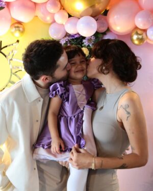 Nisan Hakan Özkan Instagram - Seni çok seviyoruz kızım🤍sen bizim gün ışığımızsın

17.01.21~Eva 3 yaşında🎂