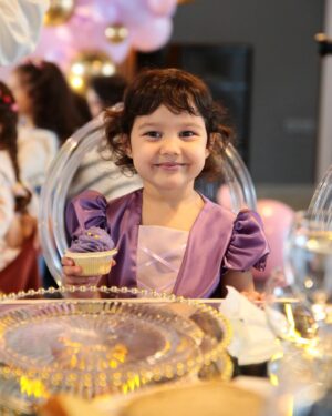 Nisan Hakan Özkan Instagram - Seni çok seviyoruz kızım🤍sen bizim gün ışığımızsın

17.01.21~Eva 3 yaşında🎂