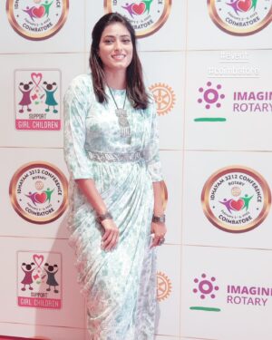 Nisha Jagadeeswaran Instagram - With patience you grow you heal and shine..😍

#event #emcee #coimbatore #rotary #rotarions #nishajagadeeswaran