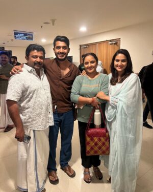 Nisha Sarangh Instagram - After releasing of bigben ❤️
With my dears 🤗
@biju_sopanamoffl @anu.mohan.k. @aditi.ravi ❤️❤️❤️