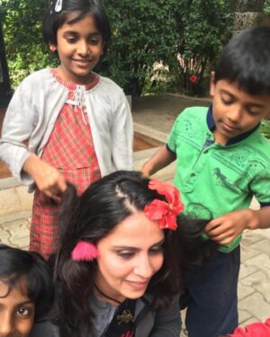 Nishi Munshi Instagram - We have a lot to learn from children. Joy, laughter, playfulness, imagination. #shantibhavan #studentsoflife #wiselittleones #2019❤️