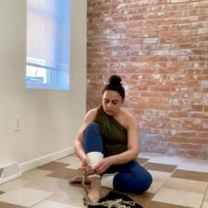 Nishi Munshi Instagram - Tihai - The ending of a cycle in 3s. Repetition. Repetition. Repetition. Full beat, 1/2 beat, 1/4 beat, 1/8th beat #ghunghroo #indianclassical #dance #footwork #practice #kathak #rhythm #math #sum #tatkaar