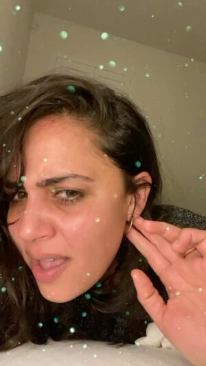 Nishi Munshi Instagram - I’d like to say…be your own hype girl track. May we all experience more peace, laughter, joy & ease. Season greetings! #earlymornings #holiday #holidayseason #chritmastime #santa #rockinaround #lights #tree