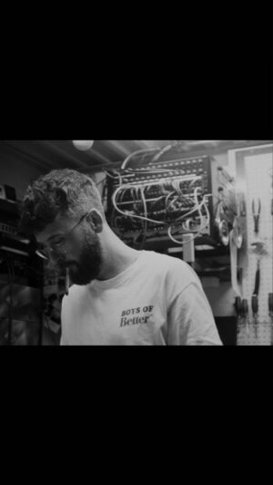 Noah "40" Shebib Instagram - Science makes the world go round 🤞🏼 Studios make my world of sound.

🎥 @jv.shots