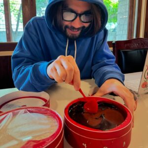 Noh Hong-chul Instagram - .
요즘 당 때려가며 정신없이 준비 중인 두 가지…🤭
.
1. 서울 홍철책빵 거주, 종종 손님들도 재우며 아침에 나 먹는 갓 구운 빵 먹이기(안 먹어본 사람은 이 맛 모르지…😄)
.
2. 스위스 한 달 살이 하려고 마련한 집, 모르는 사람도 편히 머물 수 있도록(미친 호수에 뛰어들었다 그 호수에 붙은 집 구해 미치도록 뛰어 들리라 단단히 마음먹었던…😍)
.
3. 엉망인 제 유튜브, 왜 구독 사십만이 넘었thㅓ요?😅 앞으로도 성의 없는 앵글은 지금과 다르지 않을 예정입니다(절대 남에게 피해 주지 않는 편협한 앵글🙇‍♂️) 굳이 구독 알림 설정은 하지 마thㅔ요🤣
.
스위스 신청자 이미 유튜브로 과하게 넘쳐, 인스타그램 신청은 딱 3일만 받을게요🙇‍♂️ 6월 30일 ~ 7월 18일 사이 머물고 싶으신 분들 희망 날짜와 함께 DM 꼬~우! 숙박료는 무료, 발표는 1주일 후 개별 답장 올릴게요🫡
.
#실행력#재미주의자#노홍철천재#재미없게사는건죄🌈#하고싶은거하는人間#다시태어나도노홍철#계획대로늙고있thㅓㅓㅓㅓㅓㅓㅓ🤟