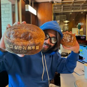 Noh Hong-chul Instagram - .
요즘 당 때려가며 정신없이 준비 중인 두 가지…🤭
.
1. 서울 홍철책빵 거주, 종종 손님들도 재우며 아침에 나 먹는 갓 구운 빵 먹이기(안 먹어본 사람은 이 맛 모르지…😄)
.
2. 스위스 한 달 살이 하려고 마련한 집, 모르는 사람도 편히 머물 수 있도록(미친 호수에 뛰어들었다 그 호수에 붙은 집 구해 미치도록 뛰어 들리라 단단히 마음먹었던…😍)
.
3. 엉망인 제 유튜브, 왜 구독 사십만이 넘었thㅓ요?😅 앞으로도 성의 없는 앵글은 지금과 다르지 않을 예정입니다(절대 남에게 피해 주지 않는 편협한 앵글🙇‍♂️) 굳이 구독 알림 설정은 하지 마thㅔ요🤣
.
스위스 신청자 이미 유튜브로 과하게 넘쳐, 인스타그램 신청은 딱 3일만 받을게요🙇‍♂️ 6월 30일 ~ 7월 18일 사이 머물고 싶으신 분들 희망 날짜와 함께 DM 꼬~우! 숙박료는 무료, 발표는 1주일 후 개별 답장 올릴게요🫡
.
#실행력#재미주의자#노홍철천재#재미없게사는건죄🌈#하고싶은거하는人間#다시태어나도노홍철#계획대로늙고있thㅓㅓㅓㅓㅓㅓㅓ🤟