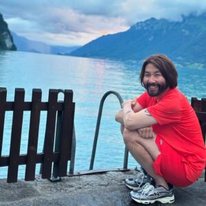 Noh Hong-chul Instagram - .
계속 흐린 덕에 숙소 200% 활용 중! 언젠가 맑아질 것도 다 알고 있음~😄🫵
.
한국에서 미국에서 독일에서 영국에서 스위스에서 프랑스에서 온 잘 풀리는 안 풀리는, 건강한 불편한, 걱정 많은 걱정 없는, 나이 많은 나이 어린, 생각 많은 생각 없는, 가족 친구 연인 그리고 혼자 온 다양하고 귀한 손님들과 감사한 시간 중…🙇‍♂️
.
#늘느끼지만#사람사는거다똑같다#IneedSwitzerland#계획대로늙고있thㅓㅓㅓㅓㅓㅓㅓㅓㅓㅓㅓ🤟😆