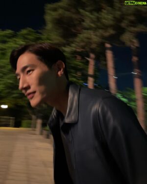 Noh Sang-hyun Instagram - Happy 2024🍾 All 6epsiodes of Soundtrack2 now streaming on @disneypluskr 💙🫠 새해 복 많이 받으세요!🙇‍♂️