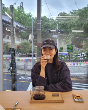 Noh Susanna Instagram - 비내리는 통창에 맛있는 커피 
행복하게🤍🩵