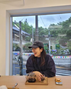 Noh Susanna Instagram - 비내리는 통창에 맛있는 커피 
행복하게🤍🩵