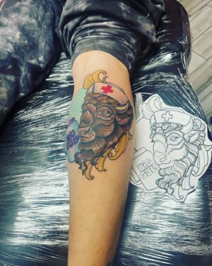 Nora Hewitt Instagram - 👉🏼👉🏼👉🏼 swipe for more images

Christmas has begun! Rachel and I got each other tattoos for Xmas 🎅🏼🎄 I got this tattoo for my late grandma Dawn, it’s very personal and special to me. @madamefirecrackertattoos literally took the images I had in my mind and manifested them into reality. This is the perfect tribute to my badass Grama Dawn or as we liked to call her , Buffalo Grama…she was a nurse, and a diet pop addict. She always came with a big gulp in hand. I miss her so much , now every time I look at my leg I can see her and celebrate her life. #Dawn #rip #tributetattoo #gramatattoo #buffalo