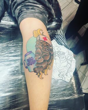 Nora Hewitt Instagram - 👉🏼👉🏼👉🏼 swipe for more images

Christmas has begun! Rachel and I got each other tattoos for Xmas 🎅🏼🎄 I got this tattoo for my late grandma Dawn, it’s very personal and special to me. @madamefirecrackertattoos literally took the images I had in my mind and manifested them into reality. This is the perfect tribute to my badass Grama Dawn or as we liked to call her , Buffalo Grama…she was a nurse, and a diet pop addict. She always came with a big gulp in hand. I miss her so much , now every time I look at my leg I can see her and celebrate her life. #Dawn #rip #tributetattoo #gramatattoo #buffalo