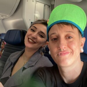 Nora Hewitt Instagram - Flying home to pay my respects to my surrogate mother Cindy Kahn…weirdest mix of emotions I’ve ever felt, happy to go home and be around family and friends in this time of grief, and fortunate enough to be at a point in my life and career where I can take this time. My smoke show of a wife is by my side and I am so thankful. #homewerdbound #860 #cindy #family