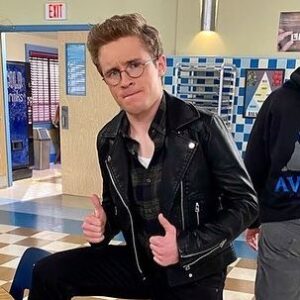 Nora Kirkpatrick Instagram - Friends! An episode of The Goldbergs I directed, "Game Night," airs TONIGHT AT 8/7c. There's Anthony Michael Hall! Jeff Garlin! Wendi McLendon-Covey! A knife throw! Extinct Board Games and so much more! Would love for you to watch:) Written by @klange13 Produced by @mattmira @aaronkaczander 🤰🏼#thegoldbergs