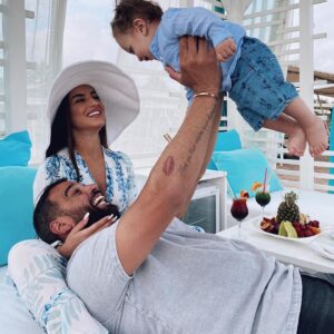 Noré Abdelali Instagram - Surprise l’équipe ! Pour notre nouveau KN concours, direction la turquie 🇹🇷🌍✈️
On offre cette fois ci pour 2 d’entre vous, 
4 jours/ 3 nuits d'hébergement en all inclusive à l’hôtel 5 étoiles @sherwoodexclusivelara 
Durée de l’offre : 6 mois ! 
Les gagnants remportent également un blanchiment dentaire à la clinique @amazingsmileturkey 
Pour y participer, rien de plus simple , être abonné à : 
@kamilaofficiel 
@noreofficiel
@sherwoodexclusivelara 
Résultat du concours dans 7 jours. 
Bonne chance à tous ! 
Güle güle ✌🏼