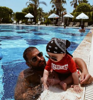 Noré Abdelali Instagram - Stylé même dans l’eau mon pirate 🏴‍☠️❤️