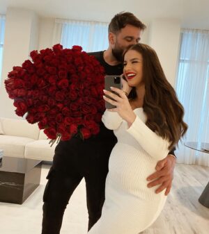 Noré Abdelali Instagram - Triple best = best wife, best mom and best friend ❤️🖇🌹Je fais des efforts en anglais lol Happy Valentine’s day !