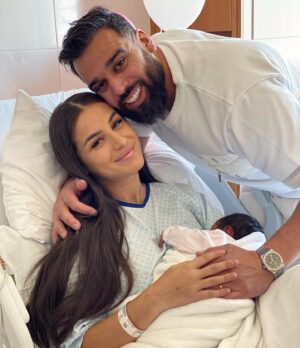 Noré Abdelali Instagram - Adria Abdelali 🤍
Bienvenue au monde ma petite fille chérie 🕊
Notre bénédiction en ce mois béni 🤲🏼