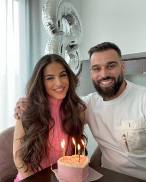 Noré Abdelali Instagram - 8 ans de mariage pour nous aujourd’hui. Et nous voilà parents de deux enfants. Je suis fier de ce que nous sommes devenus et surtout fier de t’avoir pour femme. 586 💍🖇