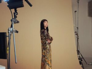 Noriko Iriyama Instagram - あけましておめでとうございます。

皆様の願いが届く1年になりますように✨🌏🐉

写真は、4月上演の舞台『銀行強盗にあって妻が縮んでしまった事件』のビジュアル撮影時のオフショットです😌
2024年も、楽しみにしていただけるお知らせがたくさん出来るよう、真心込めてがんばります。

さて！本日深夜0:25〜
テレビ朝日にて
『BLドラマの主演になりました』
放送です。
新年、初にやにや、してください💗

どうぞ、
本年もよろしくお願いいたします☺️