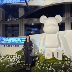 Noriko Iriyama Instagram - バンコクの夜。

滞在時に開催中だった
BE@RBRICK WOULD WIDE TOUR 3 in Bangkok
観に行ってきました！

自分が作ったベアちゃんとの再会に思わず涙ぐむわたし…。

ああ、これ作ってたときマタもダンもいたなぁ、
作業にちょっかい出してきたり
隣でお昼寝してたり、してたなぁ、、、と。
頑張って作ったなぁ、それがこんなふうに海を渡って知らない人たちに観てもらえてるなんて、幸せだなぁ、、と。

我が子が誇らしい母のような気持ちになりました🧸✈️✨✨

バンコクの展示から仲間入りした
ベアちゃんたちも観られて、楽しい夜でした☺️