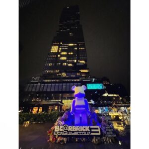 Noriko Iriyama Instagram - バンコクの夜。

滞在時に開催中だった
BE@RBRICK WOULD WIDE TOUR 3 in Bangkok
観に行ってきました！

自分が作ったベアちゃんとの再会に思わず涙ぐむわたし…。

ああ、これ作ってたときマタもダンもいたなぁ、
作業にちょっかい出してきたり
隣でお昼寝してたり、してたなぁ、、、と。
頑張って作ったなぁ、それがこんなふうに海を渡って知らない人たちに観てもらえてるなんて、幸せだなぁ、、と。

我が子が誇らしい母のような気持ちになりました🧸✈️✨✨

バンコクの展示から仲間入りした
ベアちゃんたちも観られて、楽しい夜でした☺️