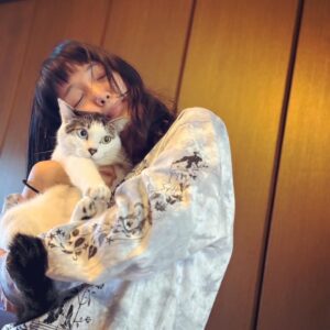Noriko Iriyama Instagram - 皆様、2023年お疲れさまでした。
がんばりましたね。本当に、本当に。
ありがとうございました😊
暖かくして、よいお年をお迎えください。

抱っこが大好きなミズと
抱っこはきらいなツナです。😂