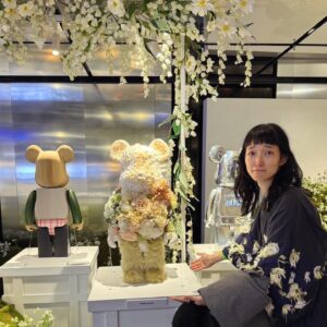 Noriko Iriyama Instagram - バンコクの夜。

滞在時に開催中だった
BE@RBRICK WOULD WIDE TOUR 3 in Bangkok
観に行ってきました！

自分が作ったベアちゃんとの再会に思わず涙ぐむわたし…。

ああ、これ作ってたときマタもダンもいたなぁ、
作業にちょっかい出してきたり
隣でお昼寝してたり、してたなぁ、、、と。
頑張って作ったなぁ、それがこんなふうに海を渡って知らない人たちに観てもらえてるなんて、幸せだなぁ、、と。

我が子が誇らしい母のような気持ちになりました🧸✈️✨✨

バンコクの展示から仲間入りした
ベアちゃんたちも観られて、楽しい夜でした☺️