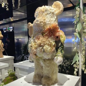 Noriko Iriyama Instagram - バンコクの夜。

滞在時に開催中だった
BE@RBRICK WOULD WIDE TOUR 3 in Bangkok
観に行ってきました！

自分が作ったベアちゃんとの再会に思わず涙ぐむわたし…。

ああ、これ作ってたときマタもダンもいたなぁ、
作業にちょっかい出してきたり
隣でお昼寝してたり、してたなぁ、、、と。
頑張って作ったなぁ、それがこんなふうに海を渡って知らない人たちに観てもらえてるなんて、幸せだなぁ、、と。

我が子が誇らしい母のような気持ちになりました🧸✈️✨✨

バンコクの展示から仲間入りした
ベアちゃんたちも観られて、楽しい夜でした☺️