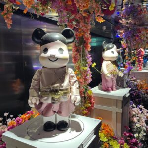 Noriko Iriyama Instagram - バンコクの夜。

滞在時に開催中だった
BE@RBRICK WOULD WIDE TOUR 3 in Bangkok
観に行ってきました！

自分が作ったベアちゃんとの再会に思わず涙ぐむわたし…。

ああ、これ作ってたときマタもダンもいたなぁ、
作業にちょっかい出してきたり
隣でお昼寝してたり、してたなぁ、、、と。
頑張って作ったなぁ、それがこんなふうに海を渡って知らない人たちに観てもらえてるなんて、幸せだなぁ、、と。

我が子が誇らしい母のような気持ちになりました🧸✈️✨✨

バンコクの展示から仲間入りした
ベアちゃんたちも観られて、楽しい夜でした☺️