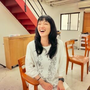 Noriko Iriyama Instagram - トリートメントをしに大房ちゃんのところへ。

『雪女と蟹を食う』のときは
しっとり艶っぽく水分も欲しいんだけど、
北海道の夏空が似合う、
風にさらさらなびく感じも欲しい！だの

『明日カノ』のときは
綺麗にしたいんだけど手入れが行き届いてない感じも欲しい！だの

2週間海外ロケでメイクさんがいないから、
自分でなんとかまとまるようにして欲しい！だの

面倒くさい注文を「わかりましたーー！」と笑顔で引き受け
髪の毛に愛情をいっぱい注いでくれる彼女。
魔法使いです🧚🤲✨

今日は梅雨に負けないなめらか仕上げにしていただきました。
いつも本当にありがとう☺️🫧