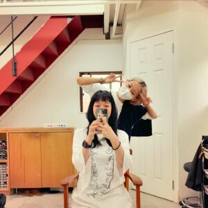 Noriko Iriyama Instagram - トリートメントをしに大房ちゃんのところへ。

『雪女と蟹を食う』のときは
しっとり艶っぽく水分も欲しいんだけど、
北海道の夏空が似合う、
風にさらさらなびく感じも欲しい！だの

『明日カノ』のときは
綺麗にしたいんだけど手入れが行き届いてない感じも欲しい！だの

2週間海外ロケでメイクさんがいないから、
自分でなんとかまとまるようにして欲しい！だの

面倒くさい注文を「わかりましたーー！」と笑顔で引き受け
髪の毛に愛情をいっぱい注いでくれる彼女。
魔法使いです🧚🤲✨

今日は梅雨に負けないなめらか仕上げにしていただきました。
いつも本当にありがとう☺️🫧