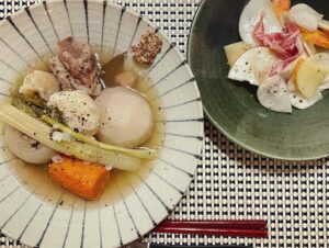 Noriko Iriyama Instagram - 朝ごはんとか夜ごはんとか。

❶みかんは大家さんから🍊☺️
❷さば塩。
❸さば梅煮。万願寺は大家さんから🌶️☺️
❹ぶり味噌にんにく煮。
❺豚汁定食。
❻去年仕込んだ手前味噌、なかなか良いです🤤
❼余り野菜と冷凍水餃子で中華スープ。
❽コンポタ風呂🐈‍⬛
❾鶏ももクリーム煮。
➓ポトフ。りんごと生ハムは大家さんから。
カブを足してサラダ🍎☺️

ごはん、作るの、面倒くさいなぁと外食が増えていた時に、大家さんからのお裾分け。有難い。

台所に立つ時間は、頭の整理ができるみたいです。
身体中の感覚も戻ってきます。
何事も、バランスよく。何事も、足りる分だけ。