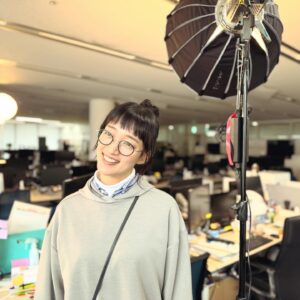 Noriko Iriyama Instagram - 🩶お知らせ🩶

テレビ朝日&TELASA 恋愛ドラマシリーズ
『BLドラマの主演になりました』
プロデューサー・弥生役で出演させていただきます。
おだんごめがねです。

きみはペットでお世話になりました
熊坂監督のご指名とあり、やらない理由がないと飛んで参りました。

誰もの背中を押してくれる
ほんわかドラマになると思います🌷

12月24日(日)7:00〜TELASAにて
【クランクアップ編】が順次配信になり、

1月1日(月・祝)24:25〜テレビ朝日にて
【クランクイン編】が放送となります。

クリスマスイブと元日にお送りできるなんて
なんだかおめでたいですね☺️🎄🎍
お楽しみにー！！
