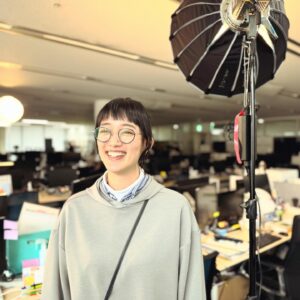 Noriko Iriyama Instagram - 🩶お知らせ🩶

テレビ朝日&TELASA 恋愛ドラマシリーズ
『BLドラマの主演になりました』
プロデューサー・弥生役で出演させていただきます。
おだんごめがねです。

きみはペットでお世話になりました
熊坂監督のご指名とあり、やらない理由がないと飛んで参りました。

誰もの背中を押してくれる
ほんわかドラマになると思います🌷

12月24日(日)7:00〜TELASAにて
【クランクアップ編】が順次配信になり、

1月1日(月・祝)24:25〜テレビ朝日にて
【クランクイン編】が放送となります。

クリスマスイブと元日にお送りできるなんて
なんだかおめでたいですね☺️🎄🎍
お楽しみにー！！