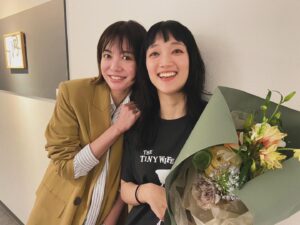 Noriko Iriyama Instagram - 『銀行強盗にあって妻が縮んでしまった事件』

沙樹ちゃんとちゃあさんが観に来てくれた🥰

東京公演は気がつけばもう折り返していて、
残り4日で6公演。

みなさまの感想がそれぞれ全く違くて面白いです。
お客様ひとりひとりの奥底を写す鏡のような物語だなと
改めて感じます。

役者、ダンサー、スタッフの境界線を越えて
力を尽くして作り上げています。

観に来てくださった方ありがとうございます。
これからいらっしゃる方はお楽しみに。

明日もがんばるぞう🦁❤️‍🔥