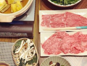 Noriko Iriyama Instagram - 朝ごはんとか晩ごはんとか。
なにかを取り戻すかのように秋を食しています🍁

❶さんまを狙ってると見せかけて
❷ブドウに手を出すおツナ。笑
❸栗ごはん炊いてん。
❹松茸いただいてん！
❺シンプルに網焼き…
❻贅沢にしゃぶしゃぶ！(写真分かりづらくてすみません😂)
❼きのこそば。しょうがたっぷり。
❽沖島ファームさんのピオーネ。キウイと。チーズと。
❾れんこん、南瓜、とりささみの秋マリネ。
➓パンケーキ焼くのは特技といって良いと思ってる🥞

あ！っという間に10月も終わりだ。
まだまだ楽しいことしちゃうよ！🍂🍠🍙