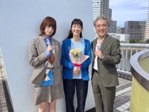 Noriko Iriyama Instagram - 『うちの弁護士は手がかかる』
ご視聴いただきありがとうございました💐
ドラマ愛に溢れた明るい現場で、終わっちゃうのが名残惜しかったです。

すっかりうち弁ファンです。

ムロさーん！
待ってますよー！
お大事になさってください。