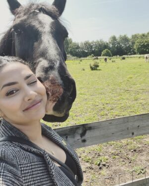 Nosheen Phoenix Instagram - Dirty nose kisses fill my heart! 💓🐴 #equestrianlife