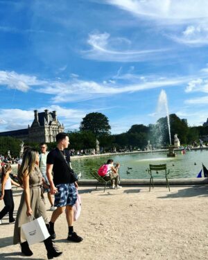 Nosheen Phoenix Instagram - #Louvre is in the air 💓🇫🇷